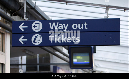 Vie di uscita segno a Harrogate stazione ferroviaria nel West Yorkshire Regno Unito 13 Dicembre 2007 Foto Stock