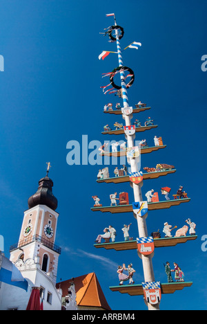 Alta MAIBAUM maypole custom cham baviera inferiore della foresta bavarese market place blue sky marketplace Foto Stock