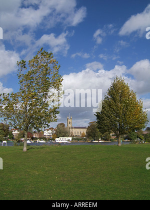 Accanto al fiume Tamigi a Molesey cercando di fronte alla chiesa di Santa Maria di Hampton, Surrey, England, Regno Unito Foto Stock