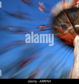 Il ribaltamento giostra ruotante a velocità con piloti sfocata a Divo ostrov russia Foto Stock