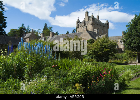 Dh Cawdor Castle CAWDOR INVERNESSSHIRE Giardini lupini Blu Scozia cottage highlands scozzesi storia giardino Foto Stock