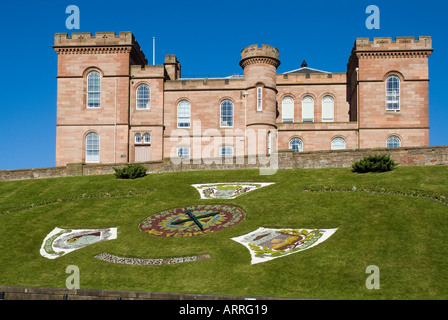dh Inverness Castle INVERNESS INVERNESSSHIRE Scotland sherriff Court Building and mostra floreale scottish highland castelli Foto Stock