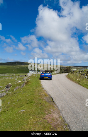 dh OLDSHOREMORE SUTHERLAND Blue MG auto in luogo di passaggio su Highland Country Road scottish Holiday scotland Foto Stock