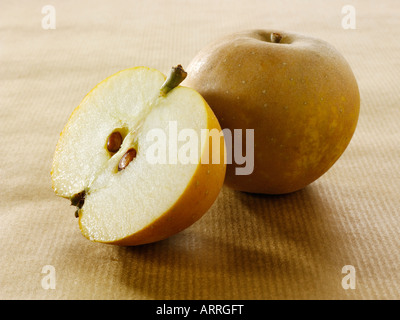 Inglese Russet apple - intero e tagliato Foto Stock