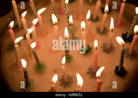 Candele sulla torta di compleanno Foto Stock