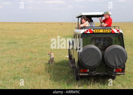 African Safari veicolo in Masai Mara riserva naturale nazionale del Kenya con i turisti a guardare ghepardo uccidere Thomson Gazzella Africa Foto Stock