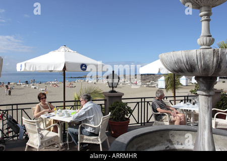 Un caffè sul lungomare sopra la spiaggia della Playa del Duque sulla Costa Adeje Tenerife Isole Canarie Spagna Foto Stock