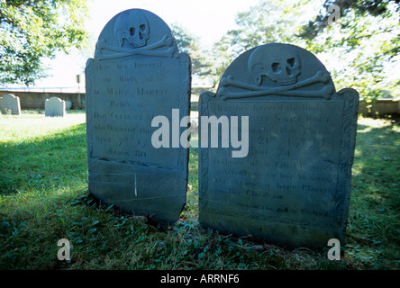 Vecchio weathered Teschio e Ossa Croce lapidi al punto di tombe nel cimitero di Portsmouth nel New Hampshire, STATI UNITI D'AMERICA Foto Stock