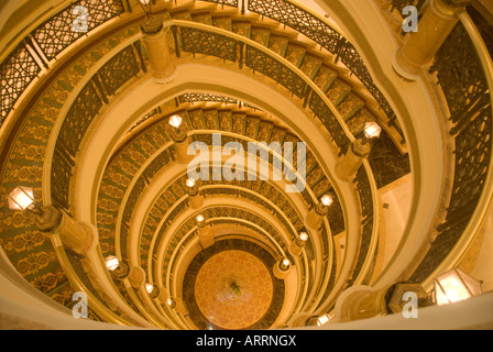 Oro scalinata a spirale nell'ala ovest dell'Emirates Palace Hotel Foto Stock