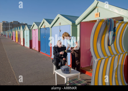 Senior uomo venga versato un drink al Beach Hut. Hove vicino a Brighton Inghilterra Regno Unito Foto Stock