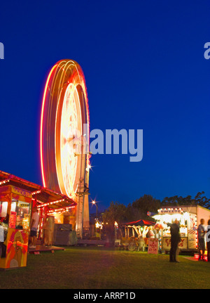 Una ruota panoramica Ferris prese con una lunga esposizione Foto Stock