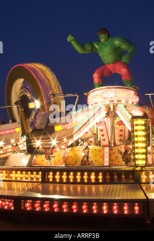 Una fiera di attrazione di notte, presa con una lunga esposizione. Foto Stock