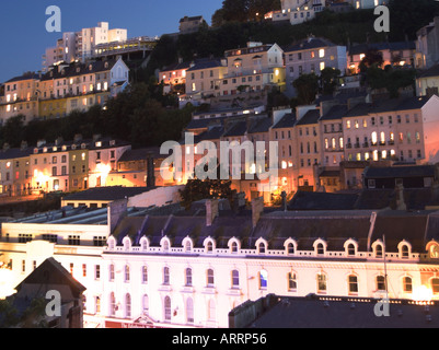 Al di sopra di Fleet Street a Torquay, Devon meridionale di notte. Foto Stock