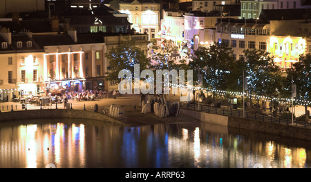 Il porto interno di Torquay, South Devon, in Inghilterra. Guardando il trefolo e di Fleet Street. Riflessioni notturne Foto Stock