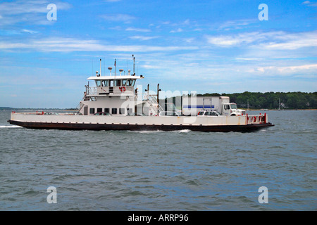 Un piccolo traghetto rende la traversata da Greenport a posh Shelter Island, N.Y., all'estremità orientale di Long Island. Foto Stock