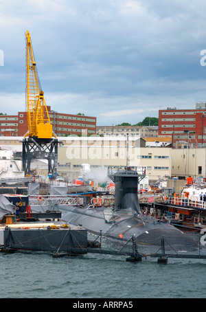 Una classe di Virginia attacco sottomarino nucleare subisce un lavoro presso un sub statunitense di base in New London, Connecticut. Foto Stock