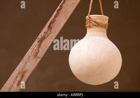 Un Omani handmade boccale acqua appeso il Forte Jabrin nel Western montagne Hajar di Oman Foto Stock