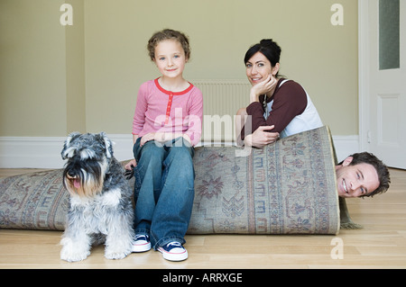 Padre arrotolato in un tappeto Foto Stock