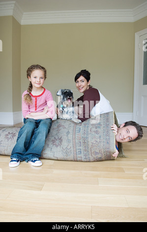 Padre arrotolato in un tappeto Foto Stock