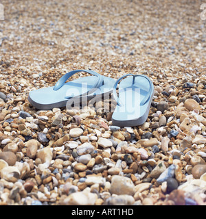 Il flip flop su una spiaggia di ciottoli Foto Stock