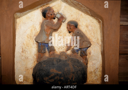 Abomey Benin Palastskulpturen von Abomey restauriert vom Getty Conservation Institute Basrelief vom Palast von Glele Abomey Benin Palace sculture di Abomey restaurate dal Getty Conservation Institute bassorilievo dal palazzo di Re Glele Foto Stock