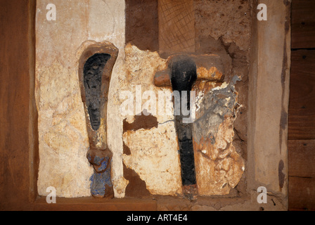 Abomey Benin Palastskulpturen von Abomey restauriert vom Getty Conservation Institute Basrelief vom Palast von Glele Abomey Benin Palace sculture di Abomey restaurate dal Getty Conservation Institute bassorilievo dal palazzo di Re Glele Foto Stock