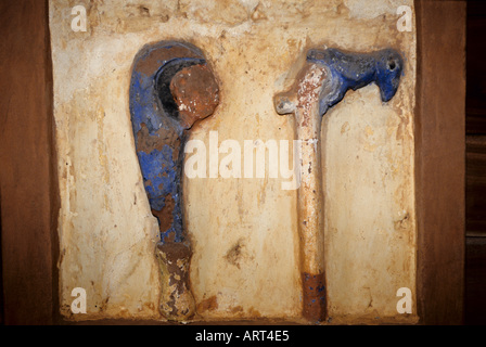 Abomey Benin Palastskulpturen von Abomey restauriert vom Getty Conservation Institute Basrelief vom Palast von Glele Das Relief zeigt mehrere Farbschichten Abomey Benin Palace sculture di Abomey restaurate dal Getty Conservation Institute bassorilievo dal palazzo di Re Glele il rilievo mostra più strati di pittura Foto Stock