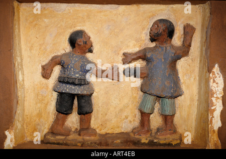 Abomey Benin Palastskulpturen von Abomey restauriert vom Getty Conservation Institute Basrelief im Palast vom Koenig Glele Abomey Benin Palace sculture di Abomey restaurate dal Getty Conservation Institute Bas Relief nel palazzo di Re Glele Foto Stock