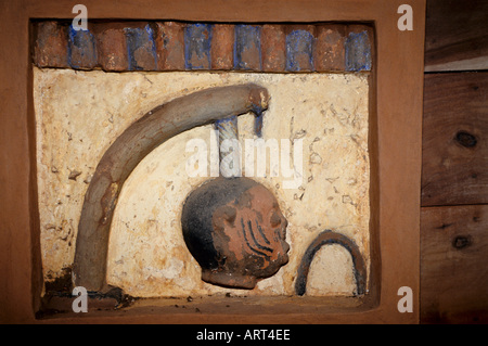 Abomey Benin Palastskulpturen von Abomey restauriert vom Getty Conservation Institute Basrelief im Palast vom Koenig Glele Abomey Benin Palace sculture di Abomey restaurate dal Getty Conservation Institute Bas Relief nel palazzo di Re Glele Foto Stock