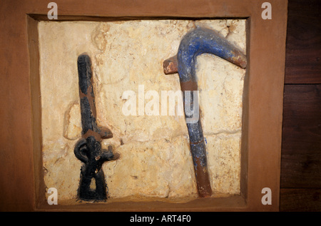 Abomey Benin Palastskulpturen von Abomey restauriert vom Getty Conservation Institute Basrelief im Palast vom Koenig Glele Abomey Benin Palace sculture di Abomey restaurate dal Getty Conservation Institute Bas Relief nel palazzo di Re Glele Foto Stock