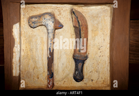 Abomey Benin Palastskulpturen von Abomey restauriert vom Getty Conservation Institute Basrelief im Palast von Koenig Glele Auf den Ajalala Basreliefs von Guezo und Glele prangen ein ganzes Arsenal von Waffen Basreliefs zeigen sowohl die zeremoniellen Recades Botenstaebe als auch den kopfspaltenden Makpus und Saves Waffen wie Gewehre Saebel und Schwerter Abomey Benin Palace sculture di Abomey restaurate dal Getty Conservation Institute Bas Relief nel palazzo di Re Glele i bassorilievi ajalala di Guezo e Glele flaunt An arsenale di armi i bassorilievi rappresentano il cerimoniale del re Foto Stock