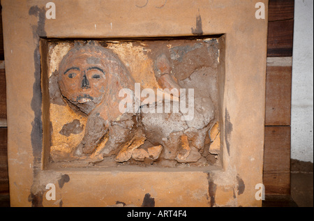 Abomey Benin Palastskulpturen von Abomey restauriert vom Getty Conservation Institute Basrelief im Palast von Koenig Glele Detailansicht die den Effekt des Salzbeschlags zeigt Abomey Benin Palace sculture di Abomey restaurate dal Getty Conservation Institute bassorilievo nel palazzo di Re Glele dettaglio che mostra gli effetti dell'efflorescenza salina Foto Stock