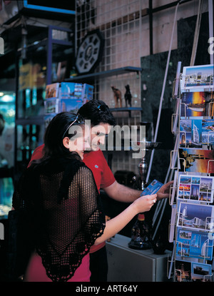 I turisti in un negozio di souvenir in Dubai Emirati Arabi Uniti Foto Stock