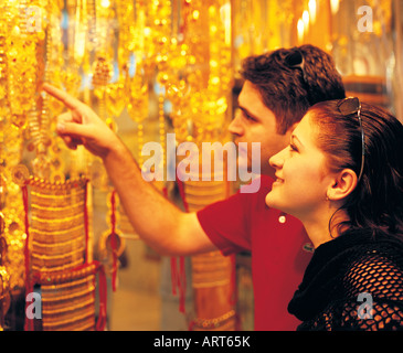 I turisti in cerca di gioielli in il Gold Souk di Dubai, Emirati Arabi Uniti Foto Stock