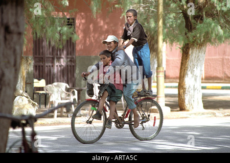 Bambini che giocano Erfoud Marocco Foto Stock