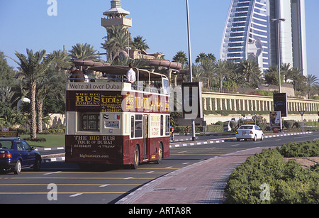 Il Big Bus Company tour bus vicino al Jumeirah Beach hotel e Wild Wadi Waterpark in Dubai Emirati Arabi Uniti Foto Stock