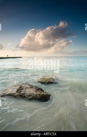 Pier e rocce sul Mare dei Caraibi, Isla de Cozumel, Messico Foto Stock