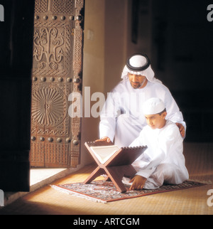 Il Ramadan: padre e figlio la lettura del Corano Foto Stock