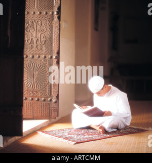 Il Ramadan: Giovane ragazzo la lettura del Corano Foto Stock