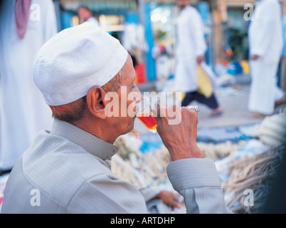 Vecchio mercante bere il tè nel Bab Makkah, Jeddah, Arabia Saudita Foto Stock