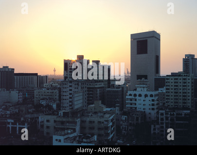 Tramonto su Jeddah con la Banca nazionale commerciale edificio, Arabia Saudita Foto Stock