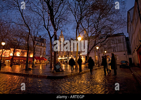 Notte a La Place du Tertre e Sacre Coeur Chiesa a Montmartre Parigi Francia Foto Stock