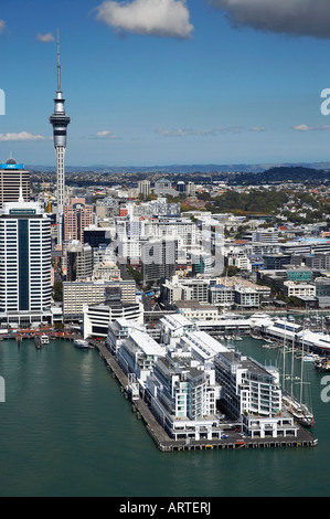 Hilton Hotel Princes Wharf Auckland CBD e Sky Tower Isola del nord della Nuova Zelanda antenna Foto Stock