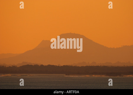 Tramonto sulla casa di vetro montagne da Mooloolaba Sunshine Coast di Queensland in Australia Foto Stock