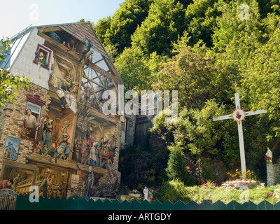 Un murale dipinto sul lato di un edificio lungo la Rue du Petit Champlain in la minore area di città di Quebec City, in Canada Foto Stock