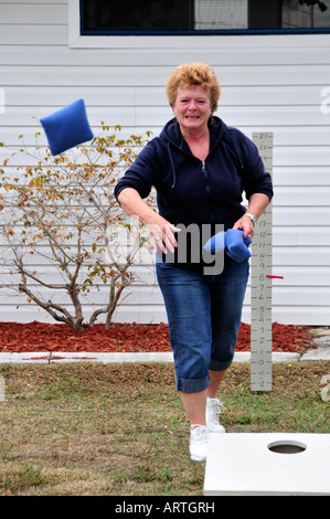 Femmina senior pensionati cittadini gioco di bean bag lanci in un ricreative vechile camping park in Bonita Springs Florida Foto Stock