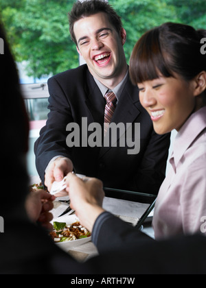 Uomini d'affari lo scambio di biglietti da visita Foto Stock