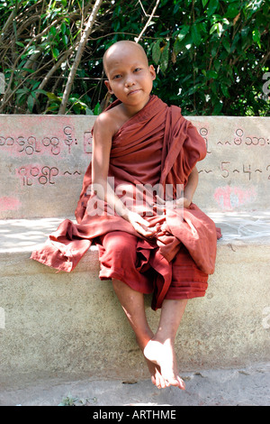 Il debuttante monaco buddista in corrispondenza di un lato di una collina caverna e monastero vicino Moulmein, abbassare la Birmania (Myanmar) Foto Stock