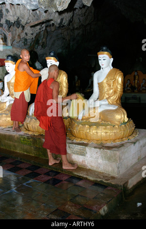 Grotta di collina e il Monastero nei pressi di Moulmein, abbassare la Birmania (Myanmar) Foto Stock