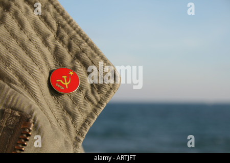 L uomo indossa badge comunista dal mare Foto Stock